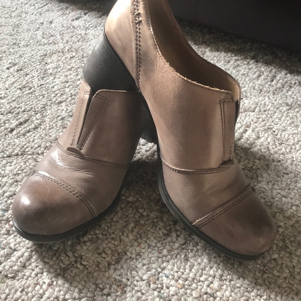 Naturalized size 10 Leather shoes